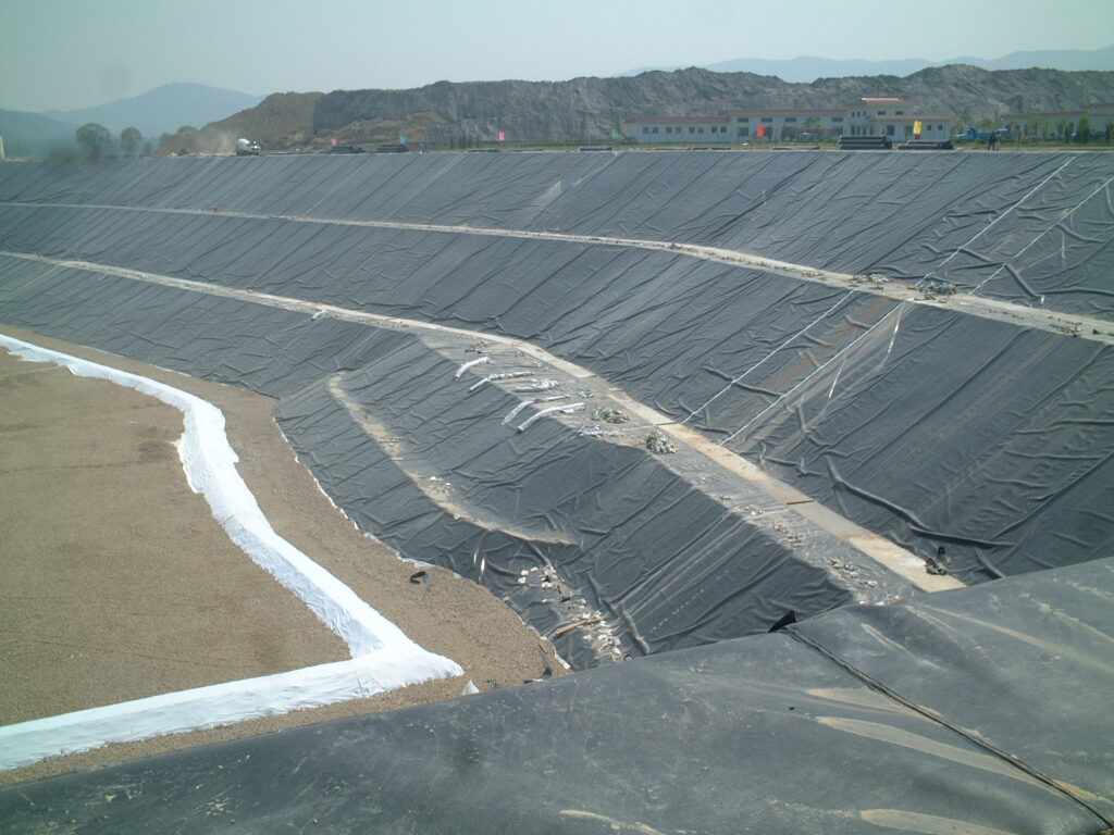 Улаштування геомембран»