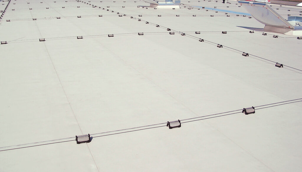 Монтаж полімерної мембрани на пласкому даху